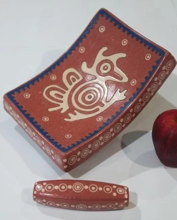 Metate De Ceramica Con Faldon Y Pájaro Blanco