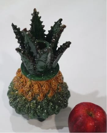 Piña Con Tapa De Hojas Picudas